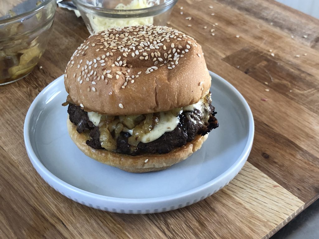 Burger Daging Sapi Mozarella dengan 3 Bahan